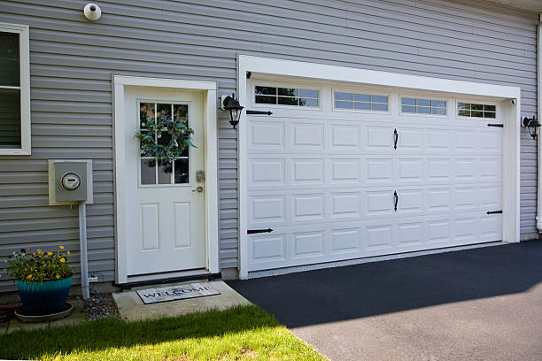 24/7 Emergency Garage Door Panel Replacement experts in Lakes West, CT